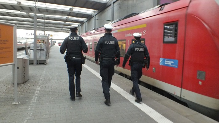 Bundespolizeidirektion München: Diebstahl missglückt - Beamtin angegriffen / Portugiesin rastet im ICE aus