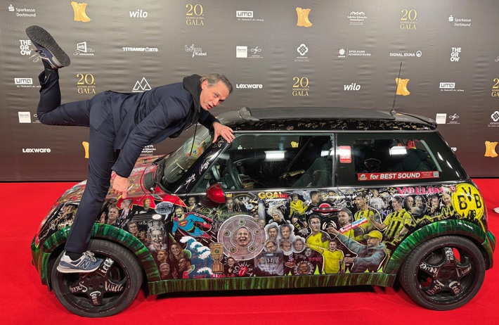 »KloppoCar« holt RID-Weltrekord: Charity-Initiatoren auf der »SPOBIS« in Hamburg ausgezeichnet für die »meisten Promi-Unterschriften auf einem Auto« (553 Unterschriften)