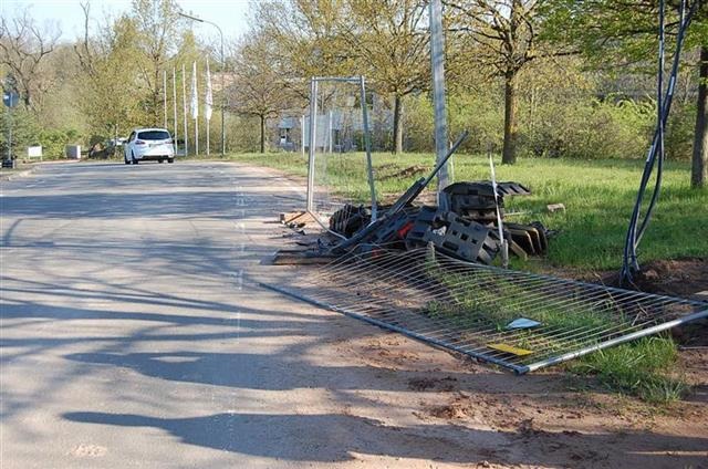 POL-PPWP: Unfallflucht: Gegen Kabelbrücke gefahren