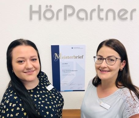 HörPartner einmal mehr meisterlich für gutes Hören: Battenbergerin Julia Walth (34) besteht erfolgreich Prüfung zur Hörakustiker-Meisterin