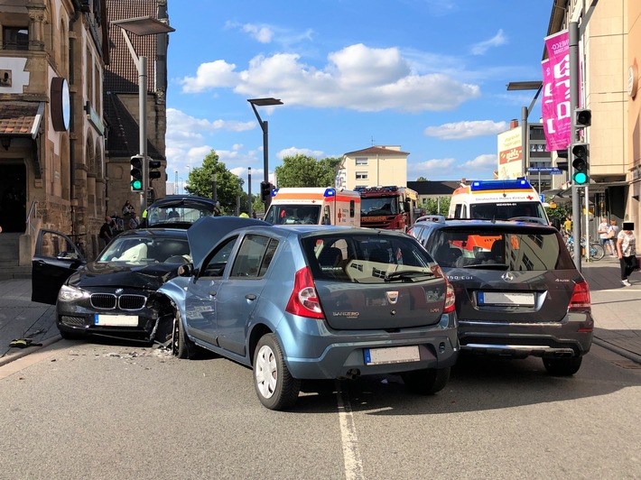 POL-PDWO: Worms - Zwei Verletzte bei Frontalzusammenstoß in Innenstadt