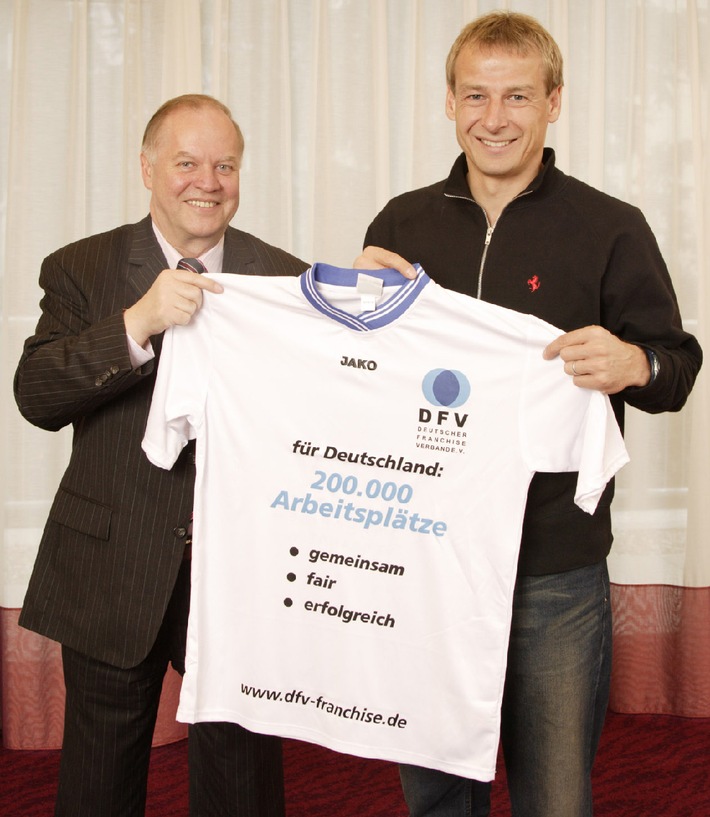 Wirtschaftlicher Erfolg dank Teamgeist und Fair Play / Deutscher Franchise-Verband spendet 1 EUR pro neuen Arbeitsplatz für Klinsmann-Stiftung