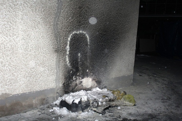 POL-OE: Zeugen gesucht: Mülltonnen in Hofeinfahrt ausgebrannt