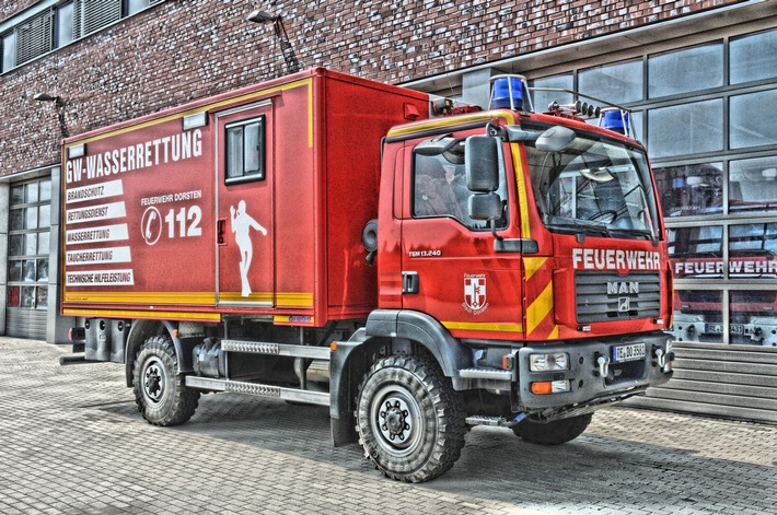 FW-Dorsten: Feuerwehr rettete am Nachmittag Person aus der &quot;Lippe&quot;