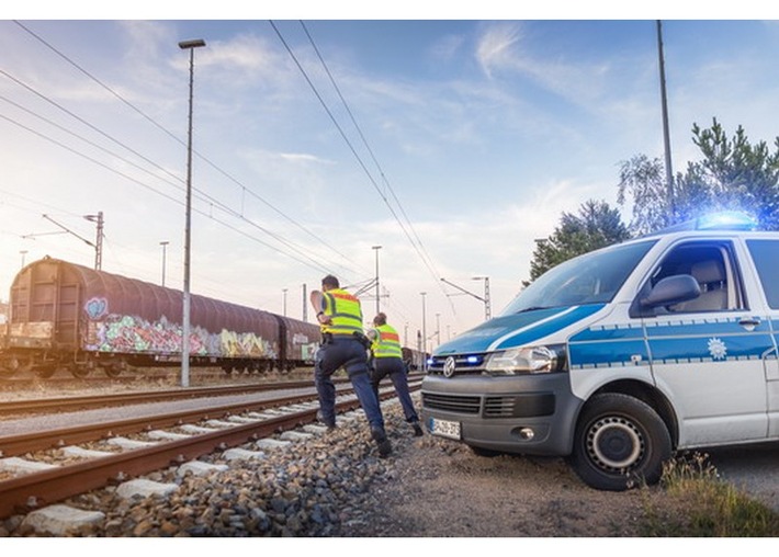 BPOL-KS: Zug mit Farbe besprüht