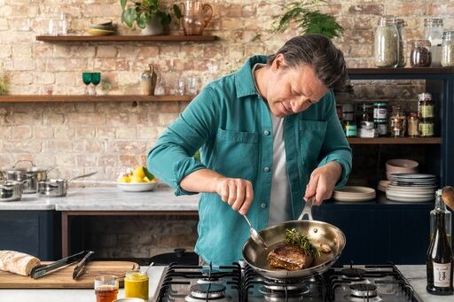 Für extra krosses Anbraten mit feinsten Röstaromen: Jamie Oliver Cook Smart ist die neue unbeschichtete Edelstahl-Pfanne von Jamie Oliver by Tefal