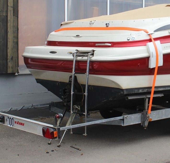 POL-RBK: Wermelskirchen - Diebe stehlen Teile von einem Motorboot