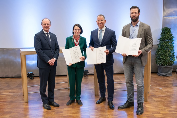 Mit Stammzellen gegen chronisch-venöse Ulzera / Stiftungspreis "Wissenschaft-Wirtschaft 2022" würdigt Zusammen-arbeit der Universität Ulm mit Stammzellunternehmen RHEACELL