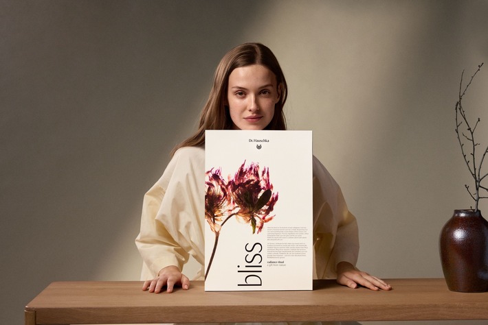 A gift from nature: Mit der Limited Edition Festive Season 2026 von Dr. Hauschka achtsame Pflegemomente für mehr Selbstfürsorge schenken.