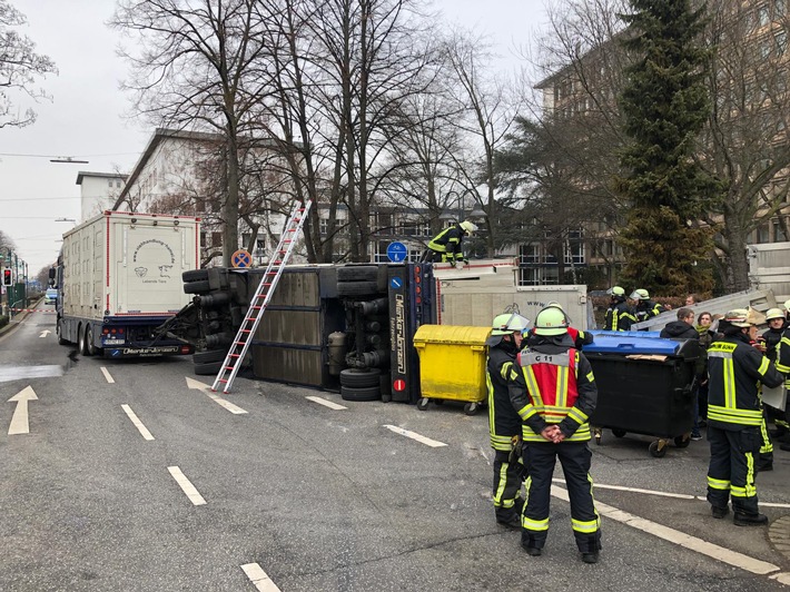 POL-BN: Bonn-Castell: Anhänger eines Tiertransporters umgekippt - Mehrere Tiere verendet - Straßensperrung während Unfallaufnahme