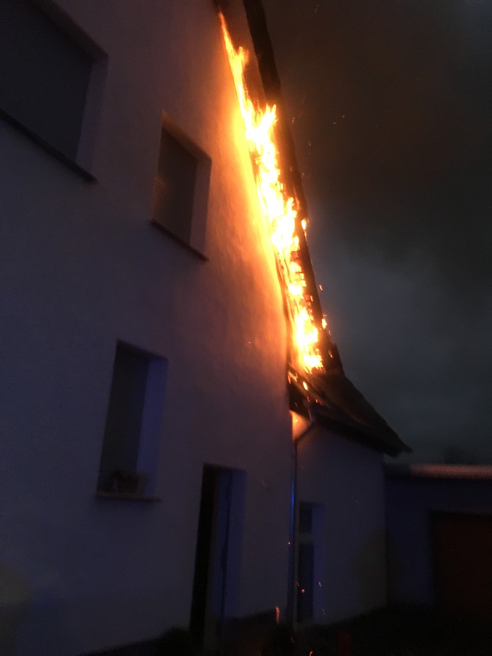 FW Lage: Dachstuhlbrand eines Wohnhauses - 01.01.2017 - 7:53 Uhr