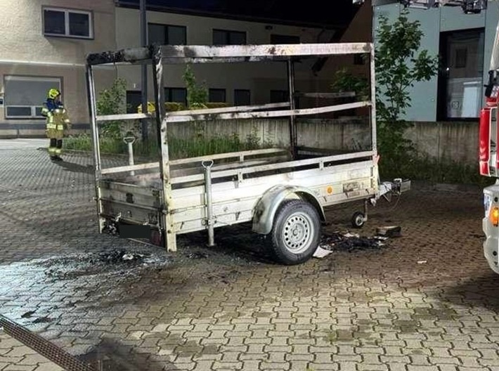 POL-WOB: Anhänger in Brand gesetzt - Polizei sucht Zeugen