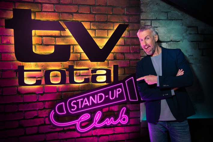 Bitte erheben Sie sich. Für den "TV total Stand Up Club". Und für "TV total". Ab Dienstag. Auf ProSieben. Und auf Joyn