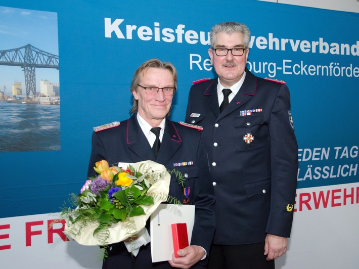 FW-RD: Jahreshauptversammlung Kreisfeuerwehrverband Rendsburg-Eckernförde - 5 Kameraden bekamen das Deutsche Feuerwehr Ehrenkreuz verliehen.