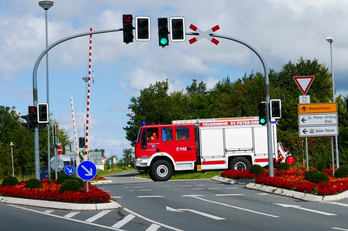 Vorsicht bei Blaulicht und Martinshorn / ADAC: Polizei, Feuerwehr und Rettungsdienste sind bei dringenden Einsätzen von der Straßenverkehrsordnung weitgehend befreit