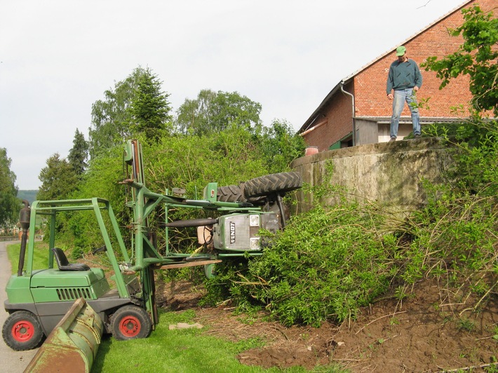 POL-HOL: Auf landwirtschaftlichem Anwesen in Kreipke: Traktor "abgestürzt"  - Fahrer mit Verletzungen ins Krankenhaus -