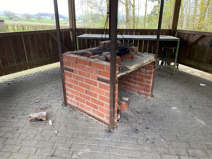 POL-PDTR: Grillhütte am Schützenhaus Reinsfeld beschädigt