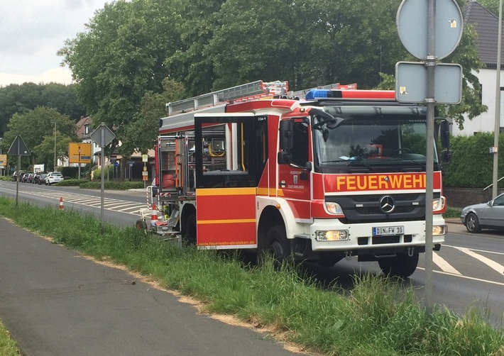 FW Dinslaken: Schwerer Verkehrsunfall auf der Ziegelstraße