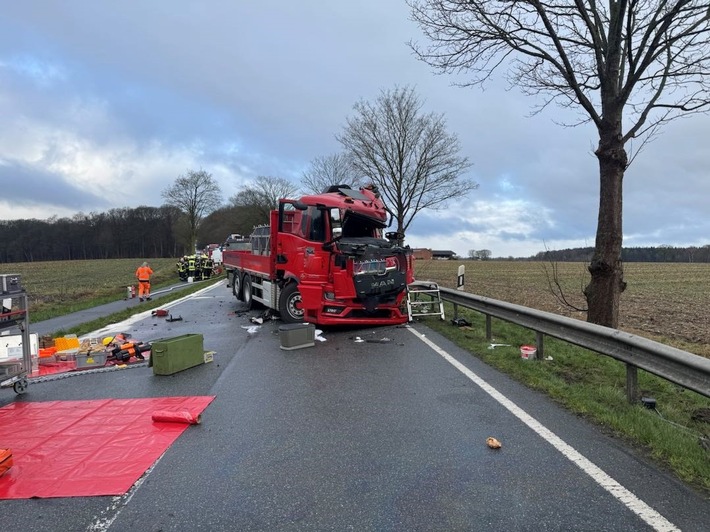 POL-CUX: Nach schwerem Verkehrsunfall auf der B71 - Vollsperrung aufgehoben (Foto im Anhang)