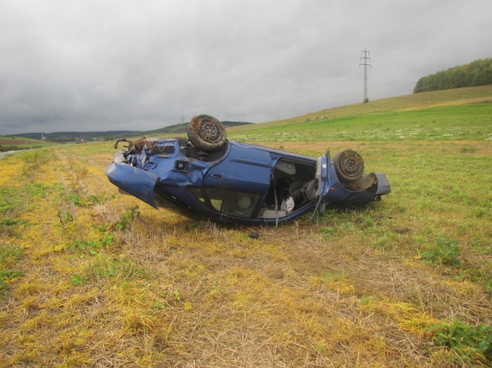 POL-PDKH: Autofahrer kommt von der Fahrbahn ab und überschlägt sich mehrfach im Feld