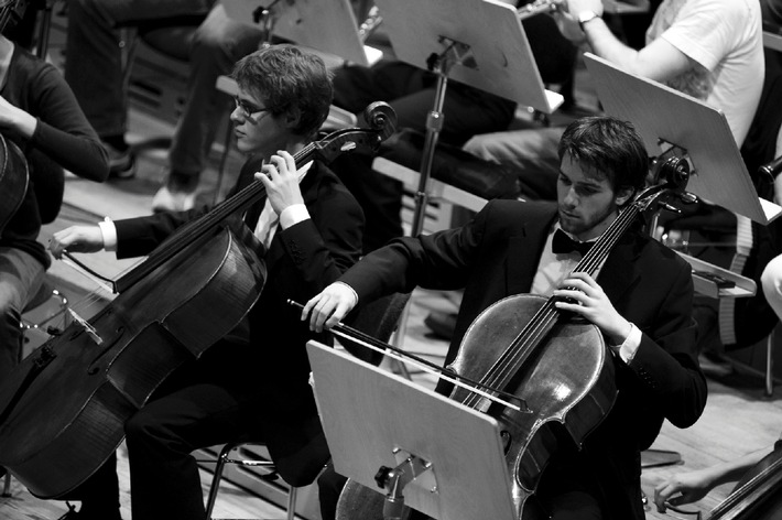 Schweizer Jugend-Sinfonie-Orchester - Uraufführung für 13seitige Gitarre