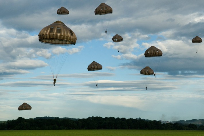 65 Jahre "Glück - ab!" / Neue Fallschirmsysteme für die Bundeswehr