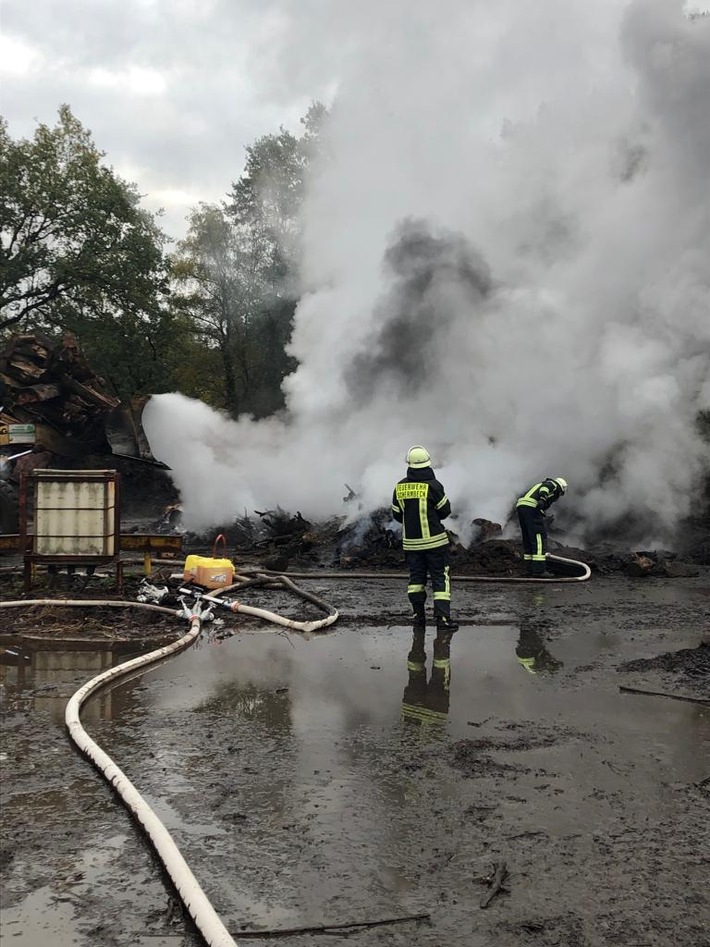 FW-Schermbeck: Brennender Wurzelberg musste erneut abgelöscht werden