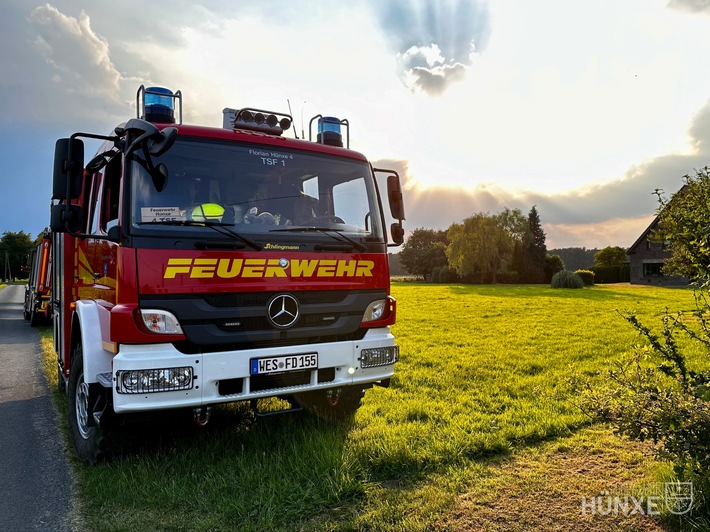 FW Hünxe: Gefahr durch lose Äste in Baumkrone