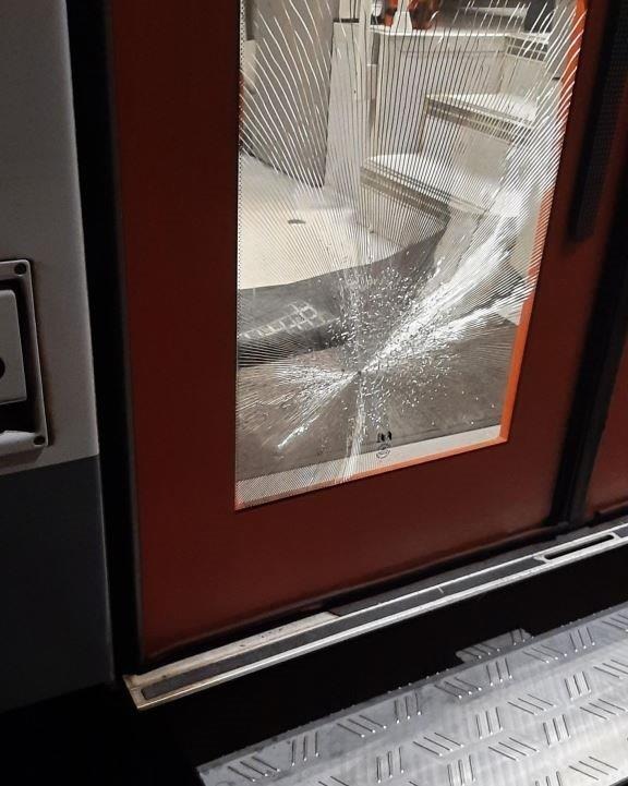 BPOL-KS: Unbekannter Mann beschädigt Zugtür - Zeugen gesucht!