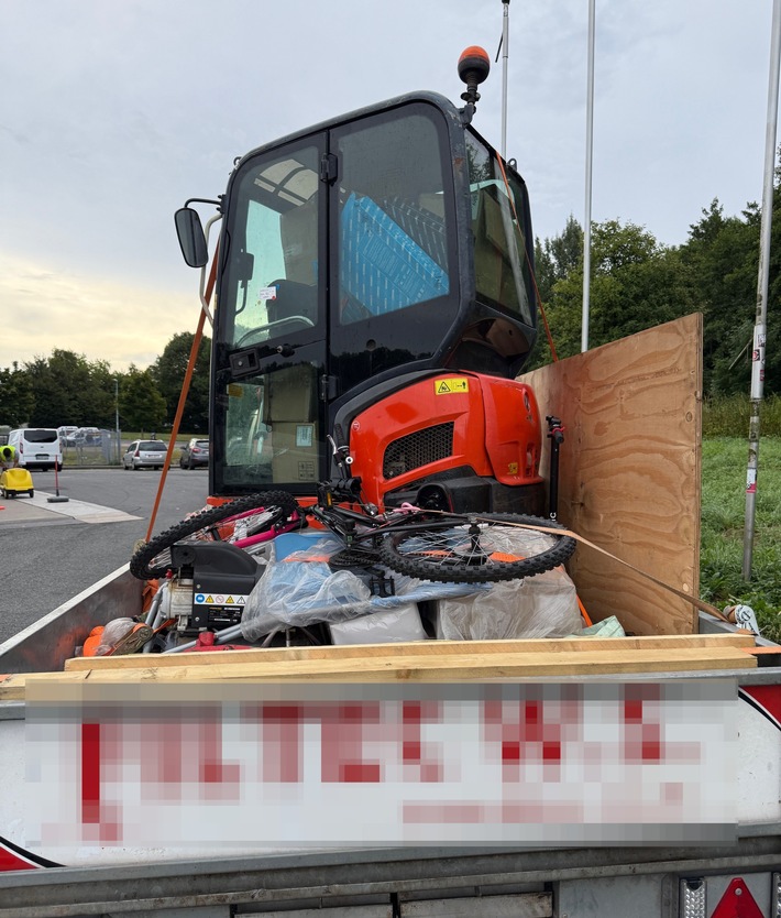 HZA-BI: Minibagger ohne Zolldokumente/Bielefelder Zoll entdeckt Schmuggelversuch auf der A2 bei Hamm