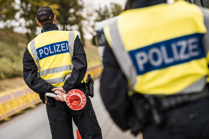 Bundespolizeidirektion München: Gefälschte Papiere bei Grenzkontrollen entlarvt / Bundespolizei beschuldigt drei Männer der Urkundenfälschung