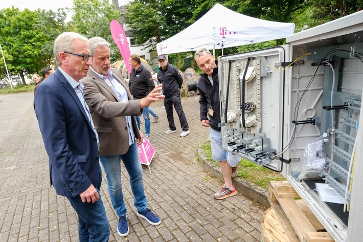 Telekom startet Glasfaser-Ausbau im Hochwassergebiet Bad Neuenahr-Ahrweiler