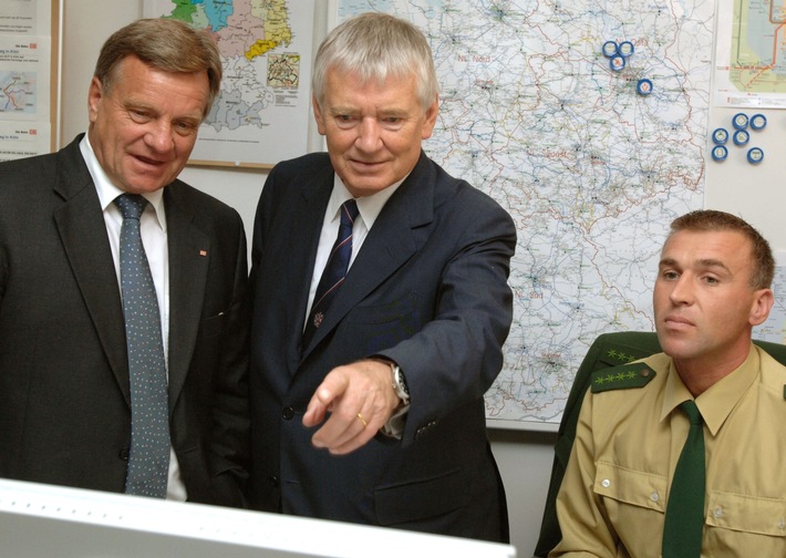 Bundesinnenminister Schily und Bahnchef Mehdorn nehmen Sicherheitszentrum Bahn in Betrieb