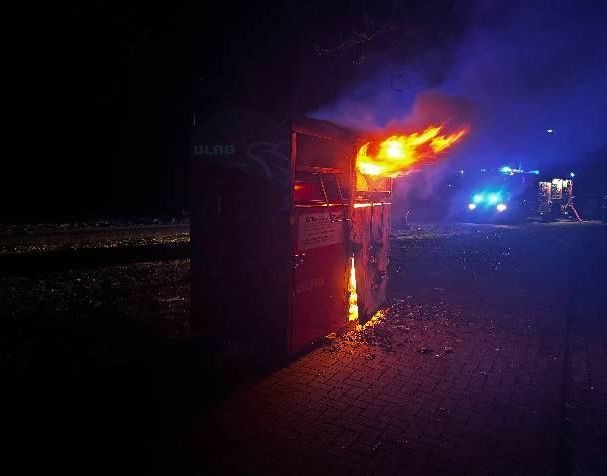POL-STD: Unbekannte stecken Altkleidercontainer in Apensen in Brand - Polizei sucht Zeugen - Einbrecher in Stader Gaststätte