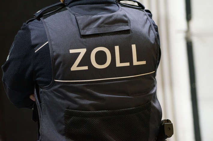 HZA-A: Augsburger Zoll gegen Schwarzarbeit und illegale Beschäftigung / Fluchtversuche beim Örtlichen Prüfungstag des Hauptzollamts Augsburg