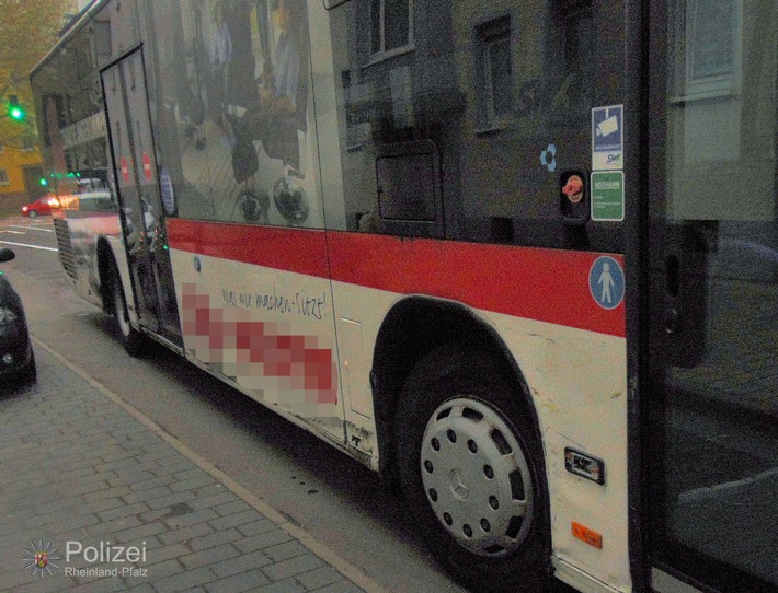 POL-PPWP: Kaiserslautern: Sprinter prallt Bus in die Seite