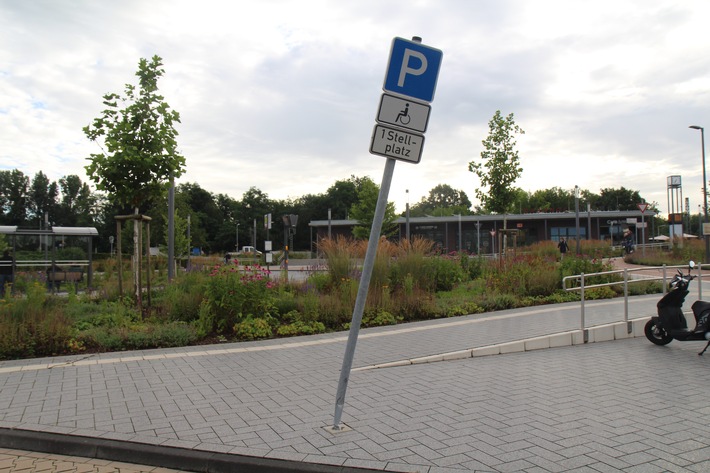 POL-COE: Dülmen, Bahnhofstraße/ Schild beschädigt