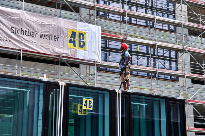 4B se distingue par une croissance continue qui ouvre à l