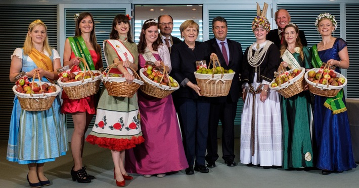 Hoher Besuch im Bundeskanzleramt: Angela Merkel begrüßt Deutschlands Apfelköniginnen