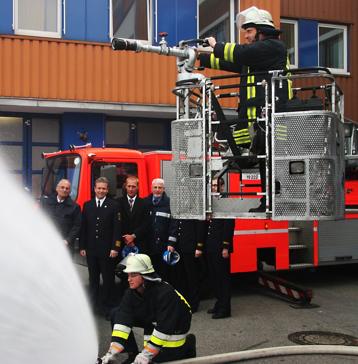 FW-E: Gemeinsame Presseinformation der Degussa Standort Essen (Goldschmidt GmbH) und der Feuerwehr Essen zum Thema: Hohlstrahlrohre für Industriebrandbekämpfung