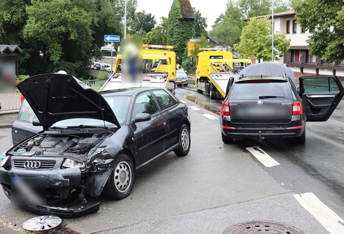 POL-HF: Verkehrsunfall im Einmündungsbereich - Skoda und Audi prallen beim Abbiegen zusammen