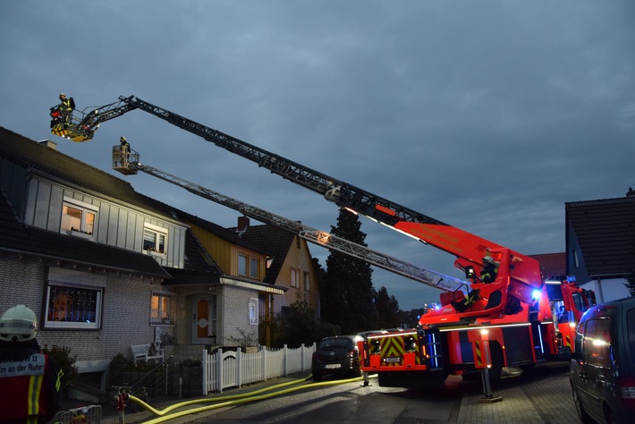FW-MH: Komplizierter Einsatz für die Feuerwehr. Glück für die Bewohner eines Wohnhauses in Mülheim-Saarn.