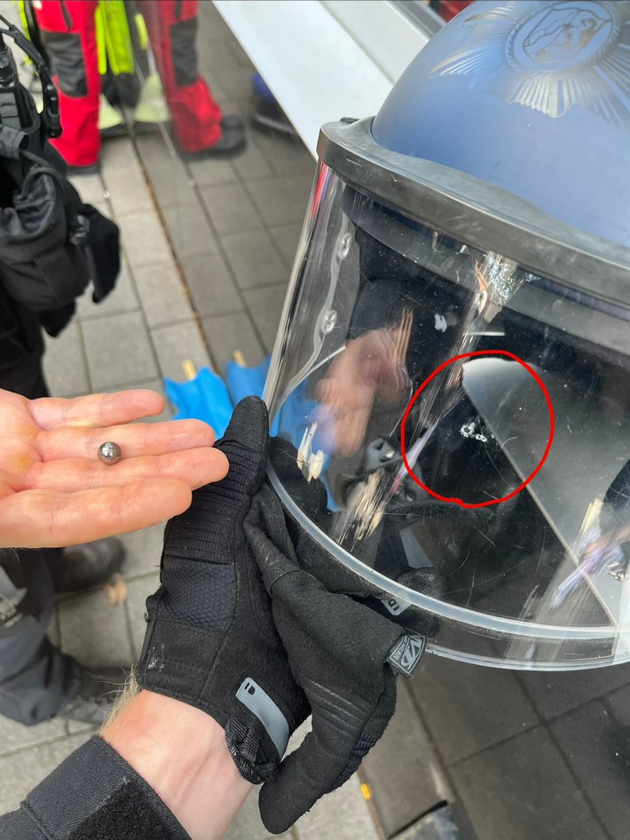 POL-K: 260905-3-K Versammlung in der Innenstadt gestoppt - Angriffe auf Einsatzkräfte