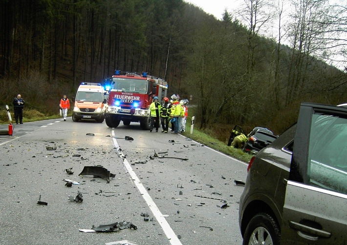 POL-PPWP: Vier Verletzte bei Verkehrsunfall