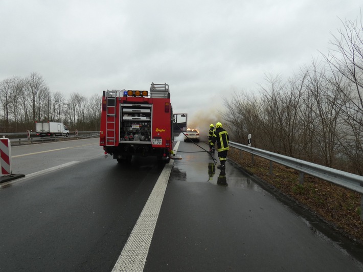 POL-OL: ++Pkw brennt auf A 29 vollständig aus - Autofahrer missachten Sperrung++