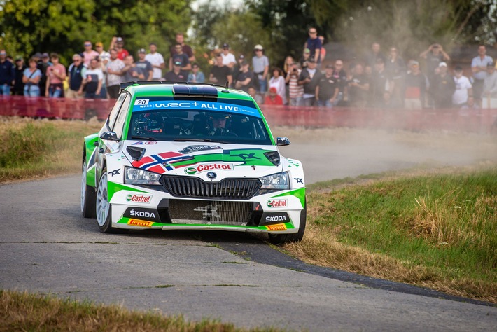 Ypern-Rallye Belgien: SKODA Fahrer Andreas Mikkelsen baut WRC2-Tabellenführung weiter aus