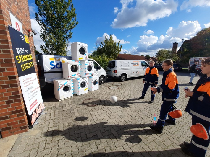 FW-PI: "Jugendfeuerwehr meets Handwerk, so hieß die Veranstaltung, die am Sonnabend(08.10.22) auf dem Gelände der Feuerwehr-Technischen-Zentrale in Tornesch durchgeführt wurde.
