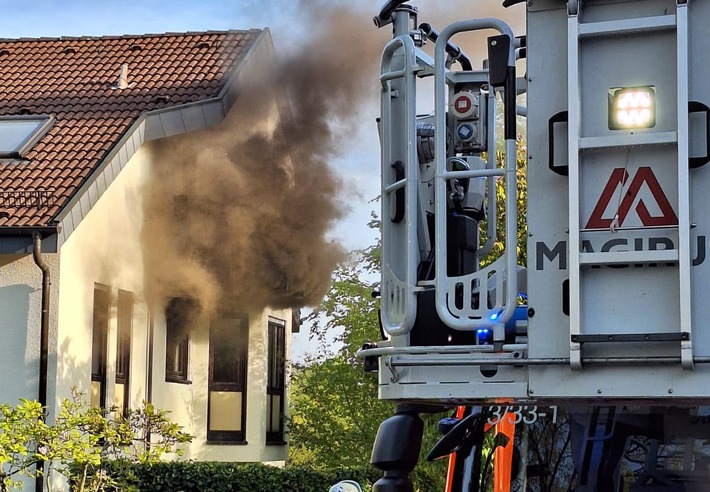 FW Stuttgart: Zimmerbrand mit starker Rauchentwicklung
