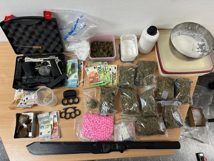 POL-DO: Drogen, Schreckschusspistolen, Bargeld und einmal U-Haft - Polizei wird bei Wohnungsdurchsuchung fündig