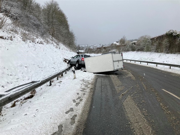 POL-PDNR: Niederfischbach- Fahrzeuggespann kommt bei winterglatten Straßenverhältnissen von der Fahrbahn ab